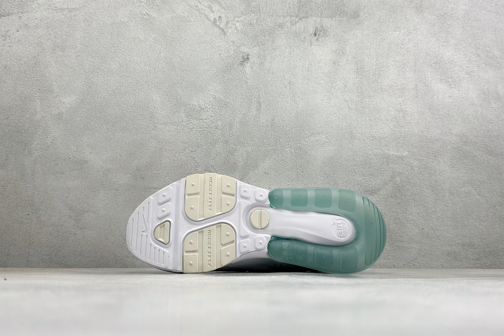 GS版Nike Air Max 270 Flyknit 耐克气垫休闲运动跑鞋 时尚舒适的穿着感受和出众格调 鞋款设计灵感