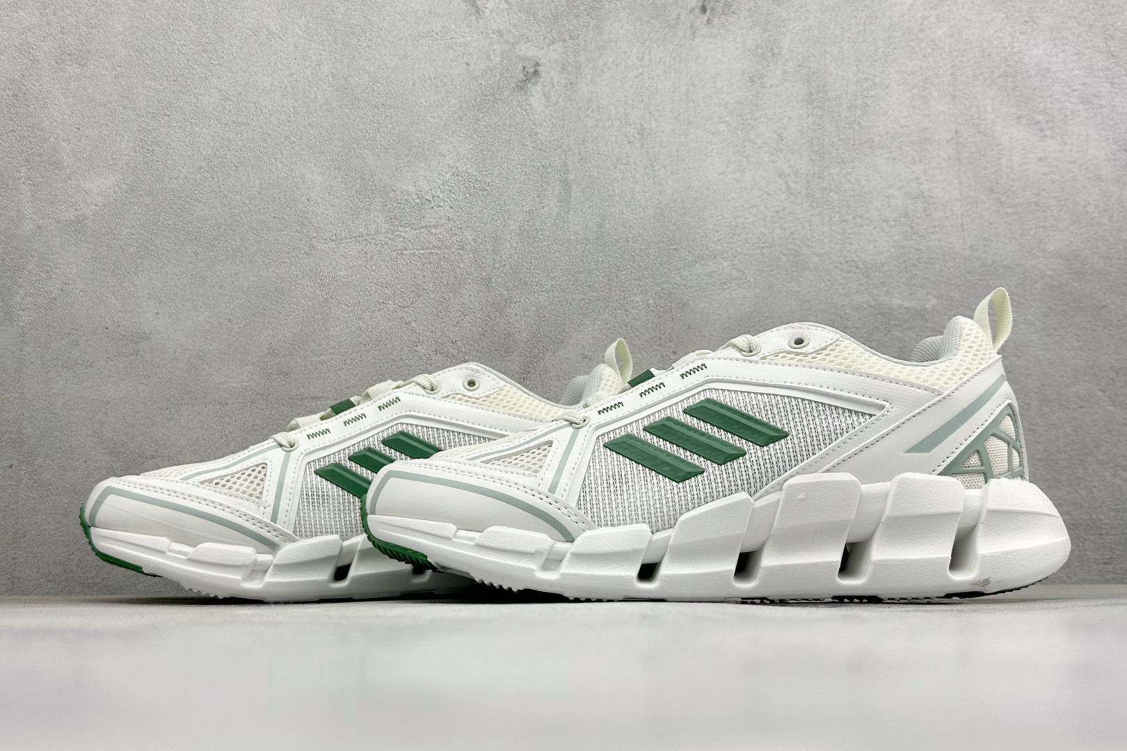 Adidas Climacool Ventage系列 阿迪达斯 织物 耐磨透气低帮跑步鞋 清风跑鞋凭借全方位透气设计 鞋 Adidas Climacool Ventage系列 阿迪达斯 织物 耐磨透气低帮跑步鞋 清风跑鞋凭借全方位透气设计 鞋
