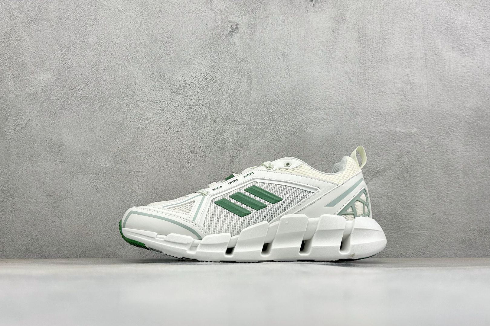 Adidas Climacool Ventage系列 阿迪达斯 织物 耐磨透气低帮跑步鞋 清风跑鞋凭借全方位透气设计 鞋 Adidas Climacool Ventage系列 阿迪达斯 织物 耐磨透气低帮跑步鞋 清风跑鞋凭借全方位透气设计 鞋