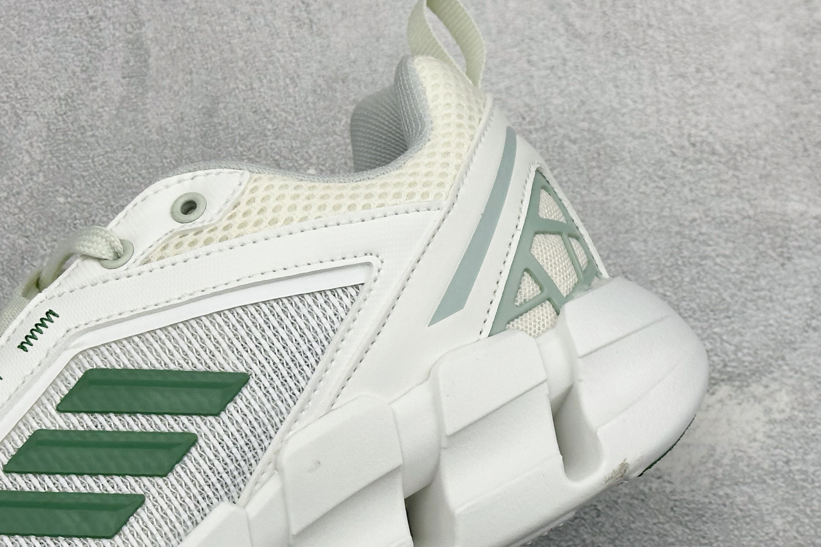 Adidas Climacool Ventage系列 阿迪达斯 织物 耐磨透气低帮跑步鞋 清风跑鞋凭借全方位透气设计 鞋 Adidas Climacool Ventage系列 阿迪达斯 织物 耐磨透气低帮跑步鞋 清风跑鞋凭借全方位透气设计 鞋