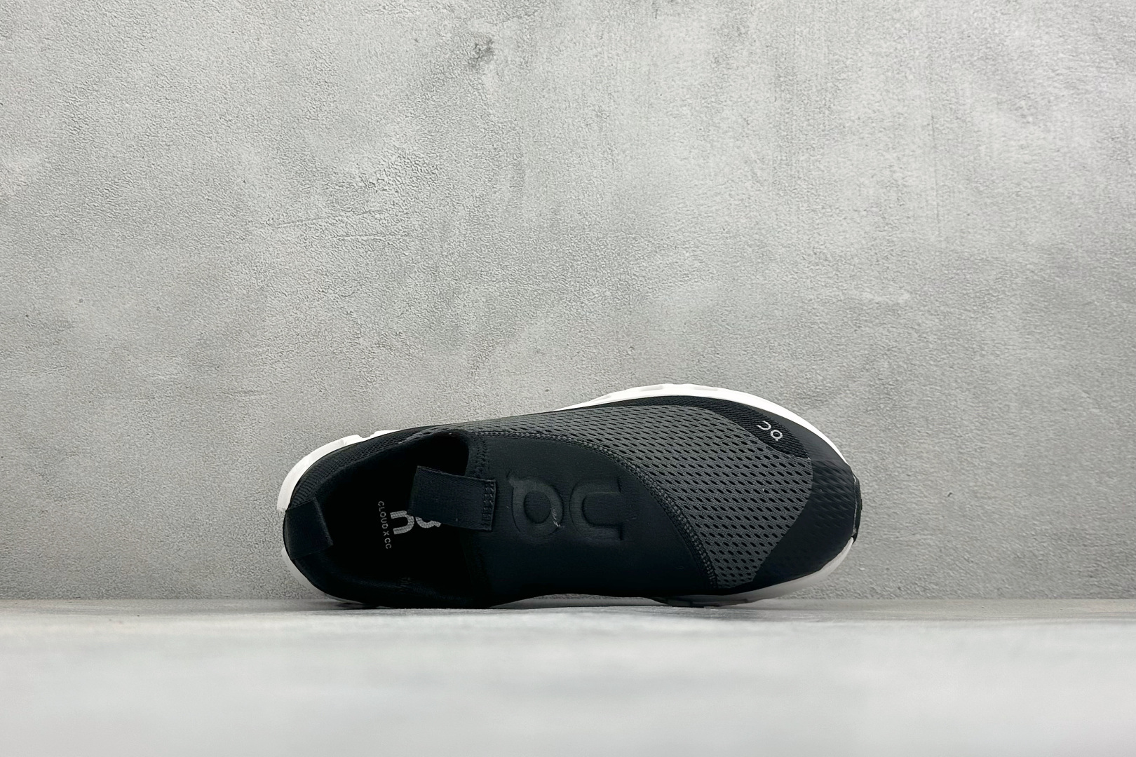 ZC版CIoudX4昂跑 舒适轻便减震耐磨一脚蹬 采用了先进的缓震技术 能够有效减少跑步时对关节的冲击 保护运动者的健康 ZC版CIoudX4昂跑 舒适轻便减震耐磨一脚蹬 采用了先进的缓震技术 能够有效减少跑步时对关节的冲击 保护运动者的健康