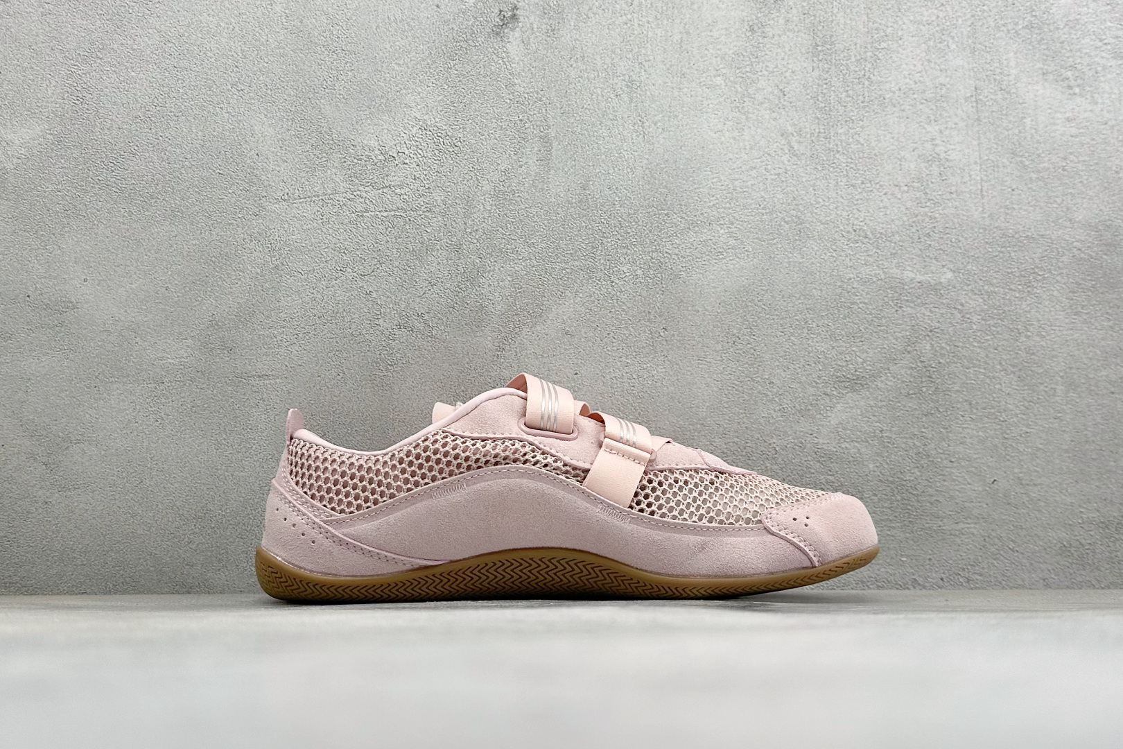 Adidas Urban Reverie 阿迪舒适时尚魔术贴防滑耐磨生活休闲鞋 货号：LA5005 尺码：36 36.5