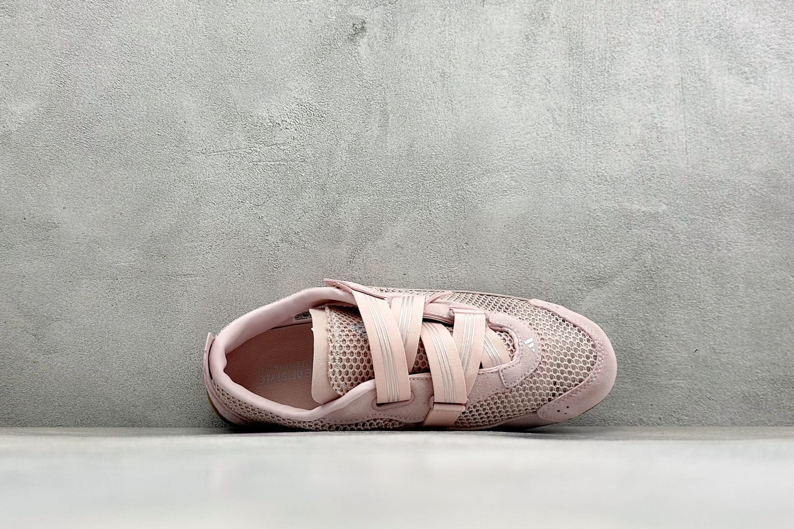 Adidas Urban Reverie 阿迪舒适时尚魔术贴防滑耐磨生活休闲鞋 货号：LA5005 尺码：36 36.5