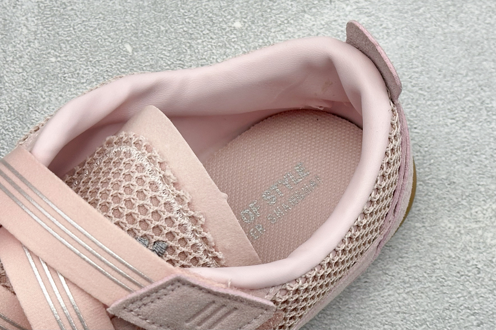 Adidas Urban Reverie 阿迪舒适时尚魔术贴防滑耐磨生活休闲鞋 货号：LA5005 尺码：36 36.5