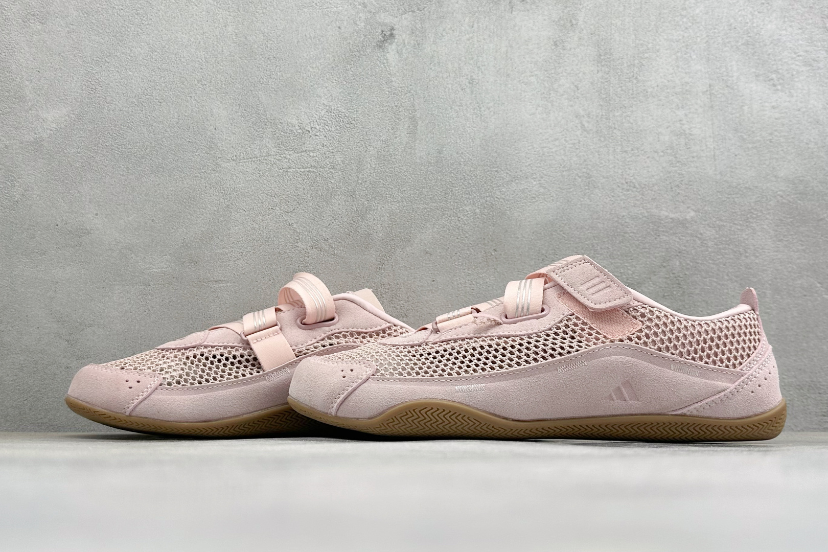 Adidas Urban Reverie 阿迪舒适时尚魔术贴防滑耐磨生活休闲鞋 货号：LA5005 尺码：36 36.5