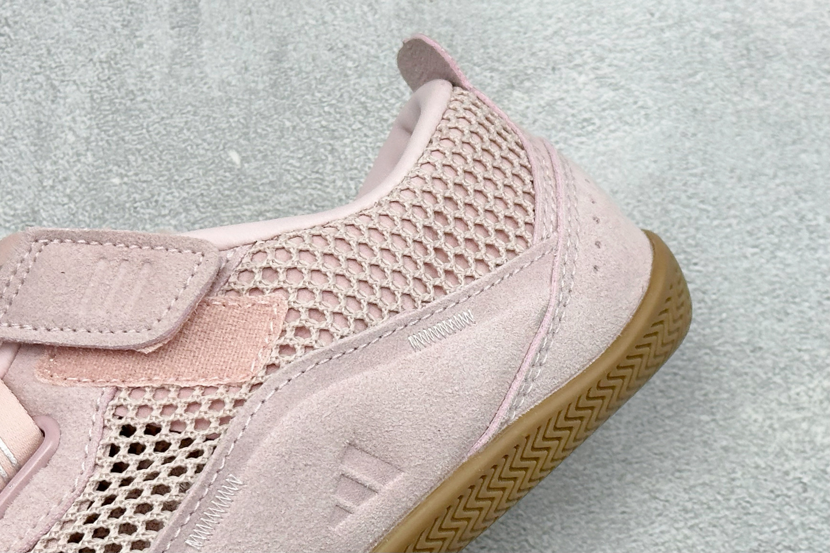 Adidas Urban Reverie 阿迪舒适时尚魔术贴防滑耐磨生活休闲鞋 货号：LA5005 尺码：36 36.5