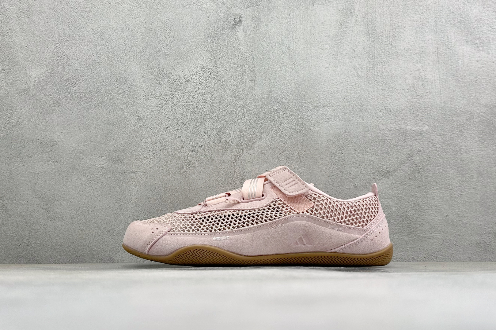 Adidas Urban Reverie 阿迪舒适时尚魔术贴防滑耐磨生活休闲鞋 货号：LA5005 尺码：36 36.5