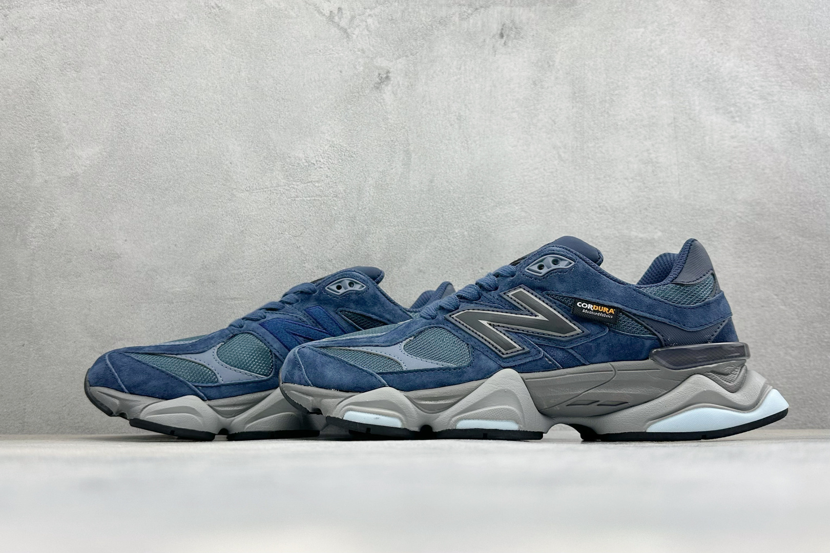 New Balance NB9060 联名款复古休闲运动慢跑鞋 #鞋款灵感源自设计师本人对夏日的怀日回忆。鞋面大身由空间 New Balance NB9060 联名款复古休闲运动慢跑鞋 #鞋款灵感源自设计师本人对夏日的怀日回忆。鞋面大身由空间