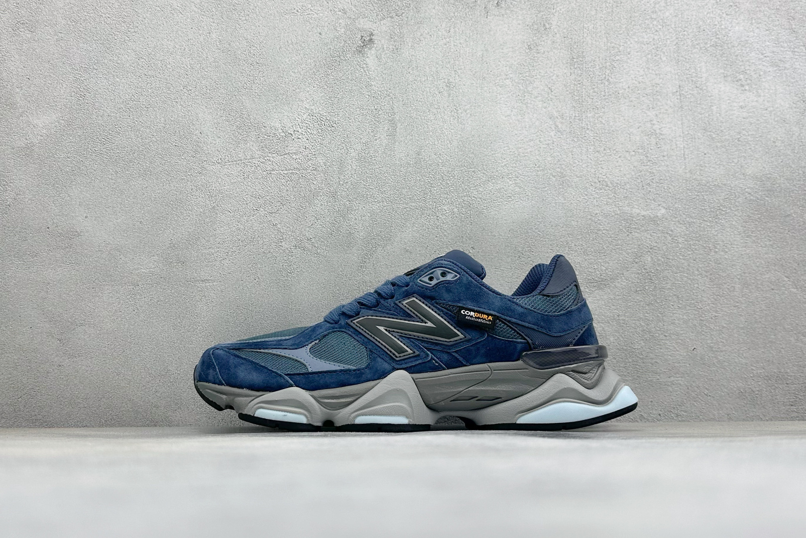 New Balance NB9060 联名款复古休闲运动慢跑鞋 #鞋款灵感源自设计师本人对夏日的怀日回忆。鞋面大身由空间 New Balance NB9060 联名款复古休闲运动慢跑鞋 #鞋款灵感源自设计师本人对夏日的怀日回忆。鞋面大身由空间