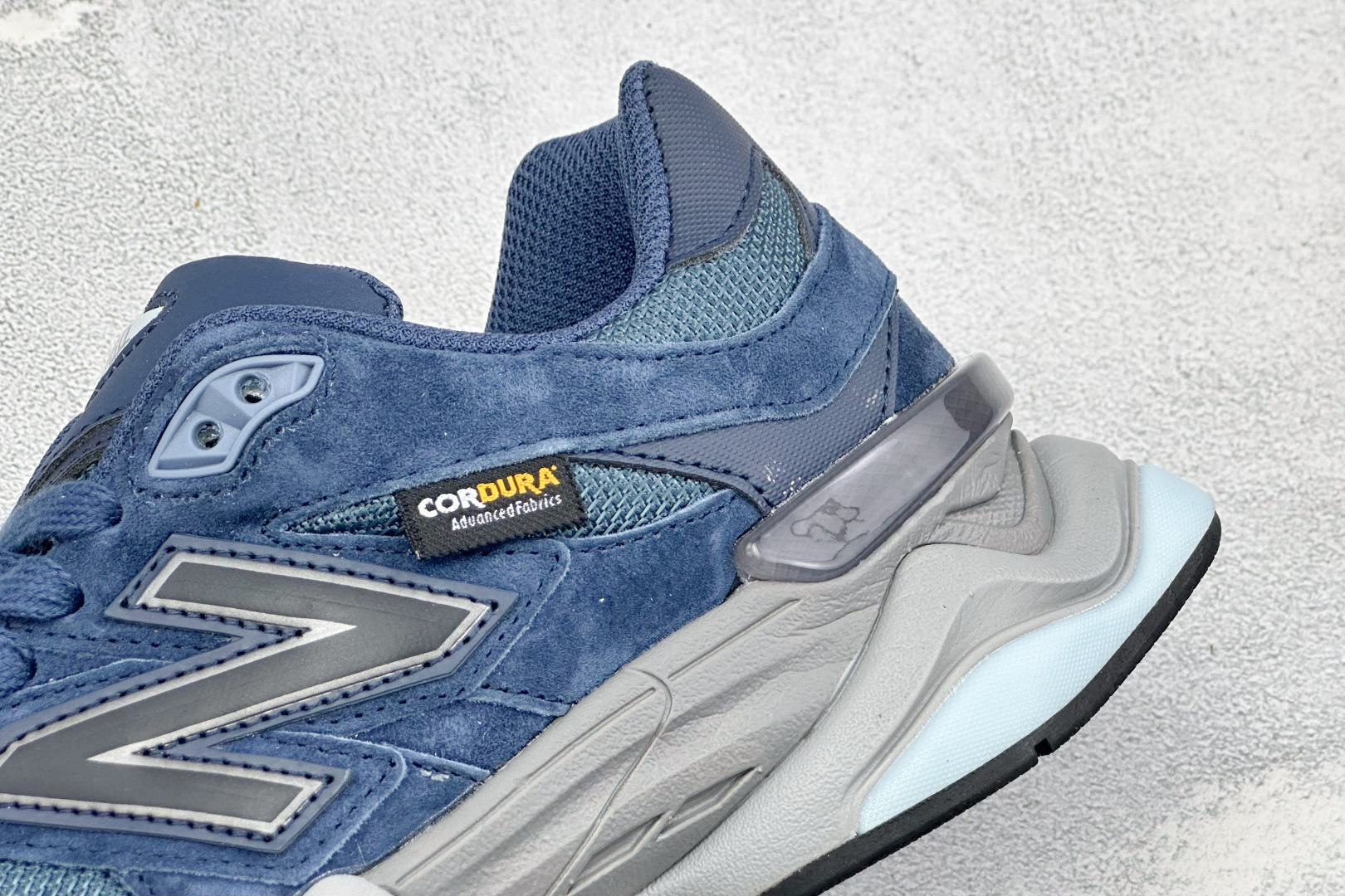 New Balance NB9060 联名款复古休闲运动慢跑鞋 #鞋款灵感源自设计师本人对夏日的怀日回忆。鞋面大身由空间 New Balance NB9060 联名款复古休闲运动慢跑鞋 #鞋款灵感源自设计师本人对夏日的怀日回忆。鞋面大身由空间