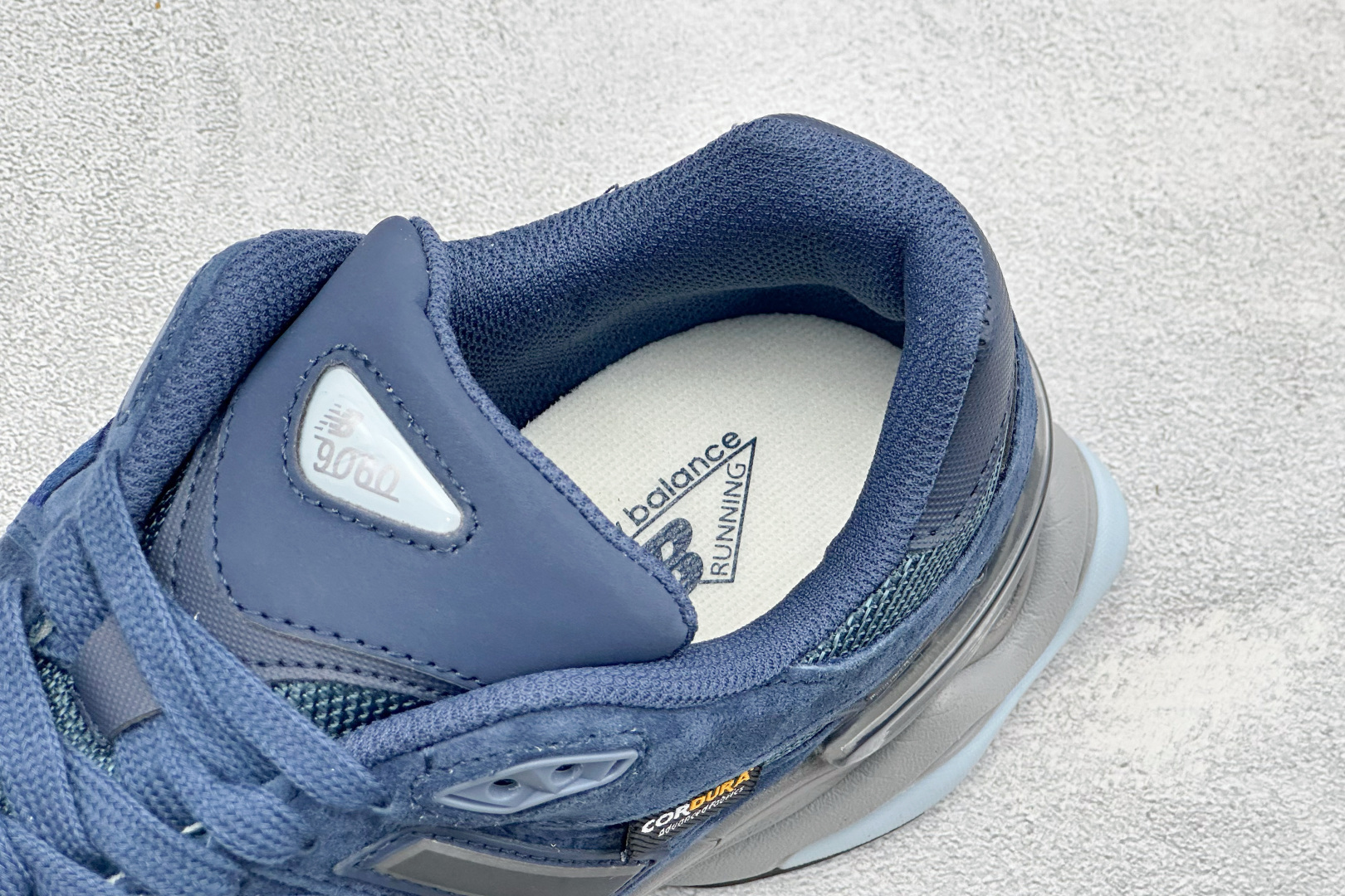 New Balance NB9060 联名款复古休闲运动慢跑鞋 #鞋款灵感源自设计师本人对夏日的怀日回忆。鞋面大身由空间 New Balance NB9060 联名款复古休闲运动慢跑鞋 #鞋款灵感源自设计师本人对夏日的怀日回忆。鞋面大身由空间