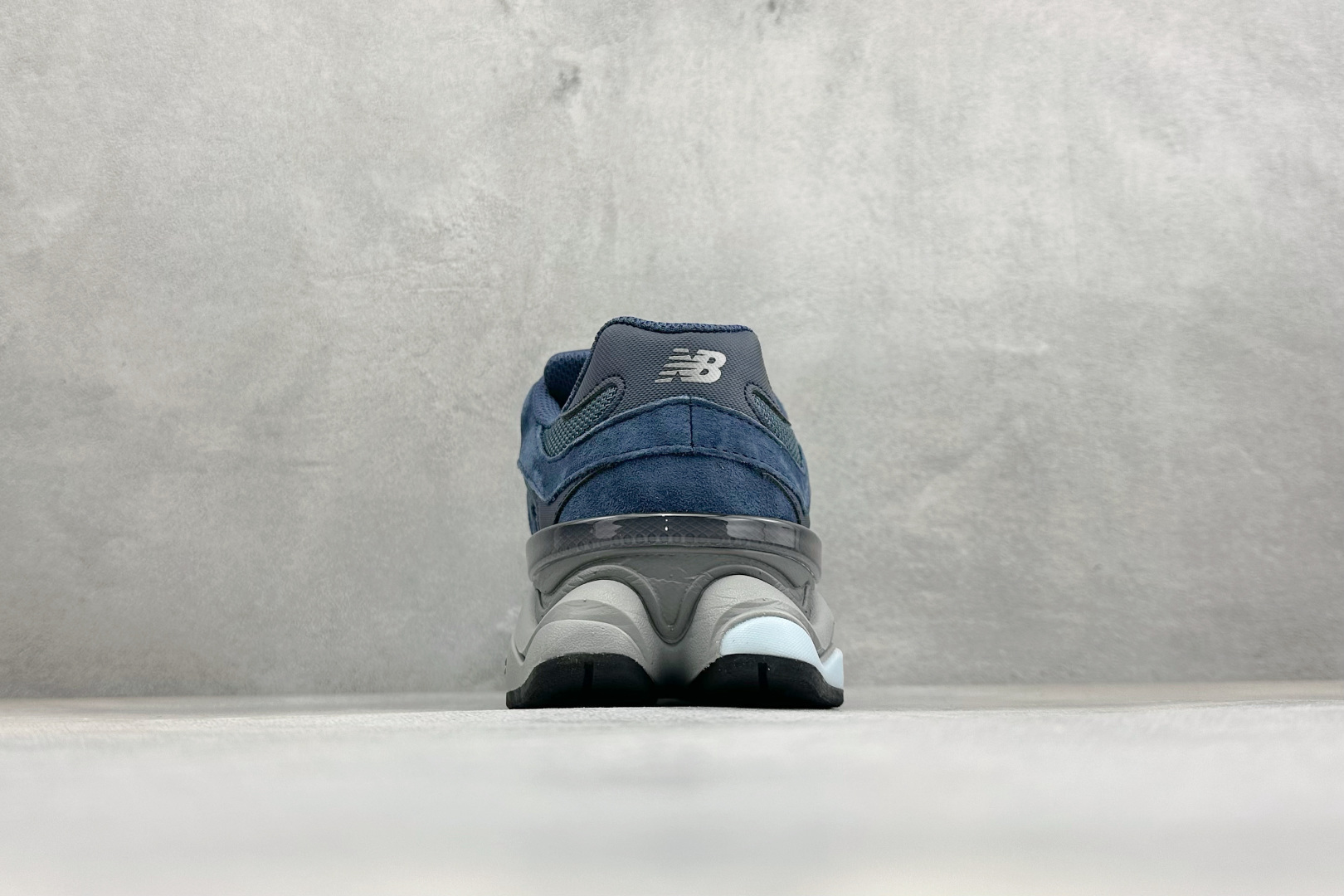 New Balance NB9060 联名款复古休闲运动慢跑鞋 #鞋款灵感源自设计师本人对夏日的怀日回忆。鞋面大身由空间 New Balance NB9060 联名款复古休闲运动慢跑鞋 #鞋款灵感源自设计师本人对夏日的怀日回忆。鞋面大身由空间