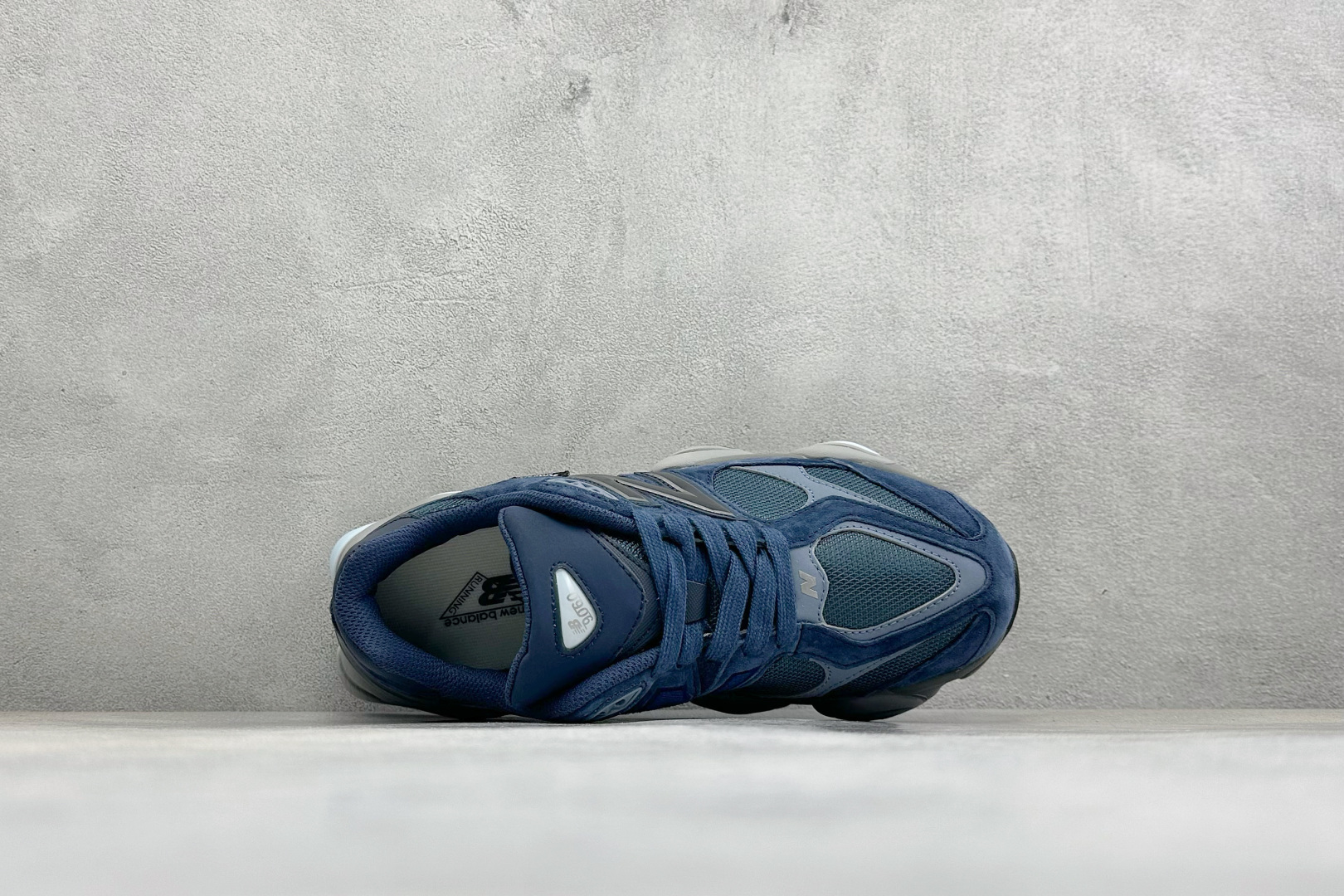 New Balance NB9060 联名款复古休闲运动慢跑鞋 #鞋款灵感源自设计师本人对夏日的怀日回忆。鞋面大身由空间 New Balance NB9060 联名款复古休闲运动慢跑鞋 #鞋款灵感源自设计师本人对夏日的怀日回忆。鞋面大身由空间
