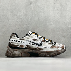 NIKE INITIATOR创始者系列 复古休闲运动舒适跑鞋 采用透气网眼鞋面和支撑覆盖层,自然运动设计的Phlyon中 NIKE INITIATOR创始者系列 复古休闲运动舒适跑鞋 采用透气网眼鞋面和支撑覆盖层,自然运动设计的Phlyon中