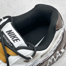 NIKE INITIATOR创始者系列 复古休闲运动舒适跑鞋 采用透气网眼鞋面和支撑覆盖层,自然运动设计的Phlyon中 NIKE INITIATOR创始者系列 复古休闲运动舒适跑鞋 采用透气网眼鞋面和支撑覆盖层,自然运动设计的Phlyon中