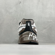 NIKE INITIATOR创始者系列 复古休闲运动舒适跑鞋 采用透气网眼鞋面和支撑覆盖层,自然运动设计的Phlyon中 NIKE INITIATOR创始者系列 复古休闲运动舒适跑鞋 采用透气网眼鞋面和支撑覆盖层,自然运动设计的Phlyon中