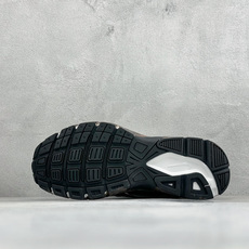 NIKE INITIATOR创始者系列 复古休闲运动舒适跑鞋 采用透气网眼鞋面和支撑覆盖层,自然运动设计的Phlyon中 NIKE INITIATOR创始者系列 复古休闲运动舒适跑鞋 采用透气网眼鞋面和支撑覆盖层,自然运动设计的Phlyon中
