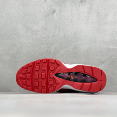 GS版NIKE AIR MAX 95 TT 气垫复古百搭休闲运动跑鞋 这双鞋采用前脚掌开窗式气垫 这种设计在当时是前所未 GS版NIKE AIR MAX 95 TT 气垫复古百搭休闲运动跑鞋 这双鞋采用前脚掌开窗式气垫 这种设计在当时是前所未