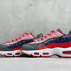 GS版NIKE AIR MAX 95 TT 气垫复古百搭休闲运动跑鞋 这双鞋采用前脚掌开窗式气垫 这种设计在当时是前所未 GS版NIKE AIR MAX 95 TT 气垫复古百搭休闲运动跑鞋 这双鞋采用前脚掌开窗式气垫 这种设计在当时是前所未
