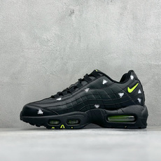GS版NIKE AIR MAX 95 TT 气垫复古百搭休闲运动跑鞋 这双鞋采用前脚掌开窗式气垫 这种设计在当时是前所未 GS版NIKE AIR MAX 95 TT 气垫复古百搭休闲运动跑鞋 这双鞋采用前脚掌开窗式气垫 这种设计在当时是前所未