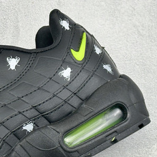 GS版NIKE AIR MAX 95 TT 气垫复古百搭休闲运动跑鞋 这双鞋采用前脚掌开窗式气垫 这种设计在当时是前所未 GS版NIKE AIR MAX 95 TT 气垫复古百搭休闲运动跑鞋 这双鞋采用前脚掌开窗式气垫 这种设计在当时是前所未