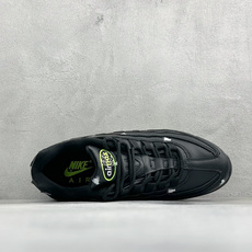 GS版NIKE AIR MAX 95 TT 气垫复古百搭休闲运动跑鞋 这双鞋采用前脚掌开窗式气垫 这种设计在当时是前所未 GS版NIKE AIR MAX 95 TT 气垫复古百搭休闲运动跑鞋 这双鞋采用前脚掌开窗式气垫 这种设计在当时是前所未