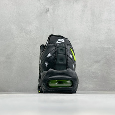 GS版NIKE AIR MAX 95 TT 气垫复古百搭休闲运动跑鞋 这双鞋采用前脚掌开窗式气垫 这种设计在当时是前所未 GS版NIKE AIR MAX 95 TT 气垫复古百搭休闲运动跑鞋 这双鞋采用前脚掌开窗式气垫 这种设计在当时是前所未