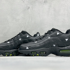 GS版NIKE AIR MAX 95 TT 气垫复古百搭休闲运动跑鞋 这双鞋采用前脚掌开窗式气垫 这种设计在当时是前所未 GS版NIKE AIR MAX 95 TT 气垫复古百搭休闲运动跑鞋 这双鞋采用前脚掌开窗式气垫 这种设计在当时是前所未