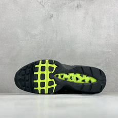 GS版NIKE AIR MAX 95 TT 气垫复古百搭休闲运动跑鞋 这双鞋采用前脚掌开窗式气垫 这种设计在当时是前所未 GS版NIKE AIR MAX 95 TT 气垫复古百搭休闲运动跑鞋 这双鞋采用前脚掌开窗式气垫 这种设计在当时是前所未