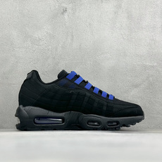 GS版NIKE AIR MAX 95 TT 气垫复古百搭休闲运动跑鞋 这双鞋采用前脚掌开窗式气垫 这种设计在当时是前所未 GS版NIKE AIR MAX 95 TT 气垫复古百搭休闲运动跑鞋 这双鞋采用前脚掌开窗式气垫 这种设计在当时是前所未