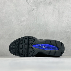 GS版NIKE AIR MAX 95 TT 气垫复古百搭休闲运动跑鞋 这双鞋采用前脚掌开窗式气垫 这种设计在当时是前所未 GS版NIKE AIR MAX 95 TT 气垫复古百搭休闲运动跑鞋 这双鞋采用前脚掌开窗式气垫 这种设计在当时是前所未