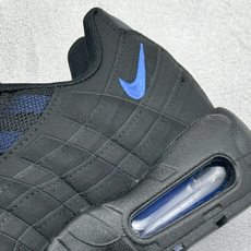 GS版NIKE AIR MAX 95 TT 气垫复古百搭休闲运动跑鞋 这双鞋采用前脚掌开窗式气垫 这种设计在当时是前所未 GS版NIKE AIR MAX 95 TT 气垫复古百搭休闲运动跑鞋 这双鞋采用前脚掌开窗式气垫 这种设计在当时是前所未
