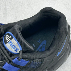 GS版NIKE AIR MAX 95 TT 气垫复古百搭休闲运动跑鞋 这双鞋采用前脚掌开窗式气垫 这种设计在当时是前所未 GS版NIKE AIR MAX 95 TT 气垫复古百搭休闲运动跑鞋 这双鞋采用前脚掌开窗式气垫 这种设计在当时是前所未