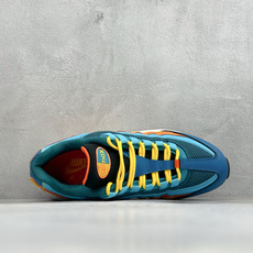 GS版NIKE AIR MAX 95 TT 气垫复古百搭休闲运动跑鞋 这双鞋采用前脚掌开窗式气垫 这种设计在当时是前所未 GS版NIKE AIR MAX 95 TT 气垫复古百搭休闲运动跑鞋 这双鞋采用前脚掌开窗式气垫 这种设计在当时是前所未