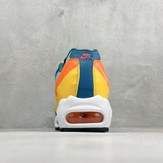 GS版NIKE AIR MAX 95 TT 气垫复古百搭休闲运动跑鞋 这双鞋采用前脚掌开窗式气垫 这种设计在当时是前所未 GS版NIKE AIR MAX 95 TT 气垫复古百搭休闲运动跑鞋 这双鞋采用前脚掌开窗式气垫 这种设计在当时是前所未