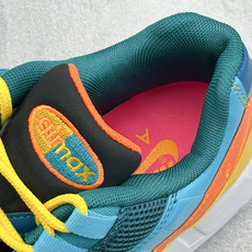 GS版NIKE AIR MAX 95 TT 气垫复古百搭休闲运动跑鞋 这双鞋采用前脚掌开窗式气垫 这种设计在当时是前所未 GS版NIKE AIR MAX 95 TT 气垫复古百搭休闲运动跑鞋 这双鞋采用前脚掌开窗式气垫 这种设计在当时是前所未