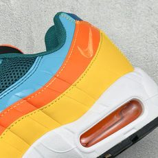 GS版NIKE AIR MAX 95 TT 气垫复古百搭休闲运动跑鞋 这双鞋采用前脚掌开窗式气垫 这种设计在当时是前所未 GS版NIKE AIR MAX 95 TT 气垫复古百搭休闲运动跑鞋 这双鞋采用前脚掌开窗式气垫 这种设计在当时是前所未