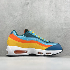 GS版NIKE AIR MAX 95 TT 气垫复古百搭休闲运动跑鞋 这双鞋采用前脚掌开窗式气垫 这种设计在当时是前所未 GS版NIKE AIR MAX 95 TT 气垫复古百搭休闲运动跑鞋 这双鞋采用前脚掌开窗式气垫 这种设计在当时是前所未