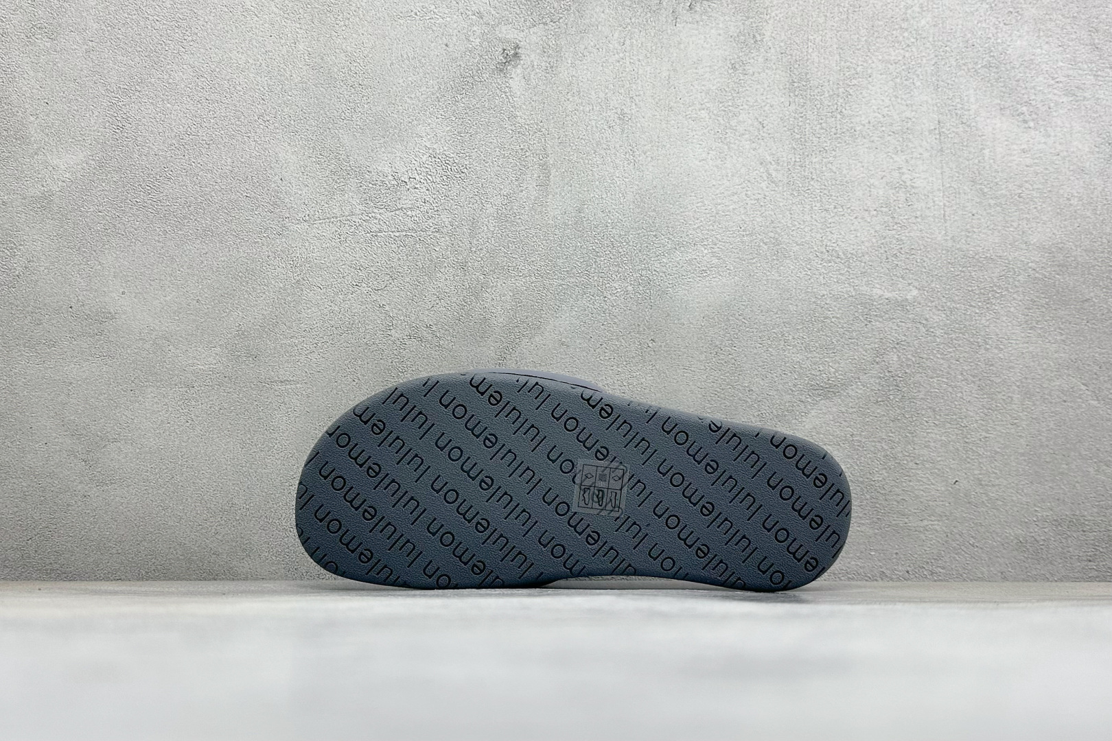 lululemon Restfeel Slide 露露乐蒙舒适柔软防滑耐磨一字拖鞋 lululemon Restfeel lululemon Restfeel Slide 露露乐蒙舒适柔软防滑耐磨一字拖鞋 lululemon Restfeel