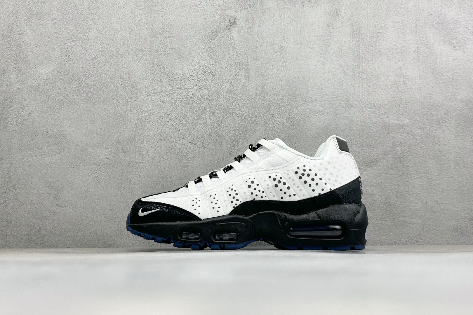 GS版NIKE AIR MAX 95 TT 气垫复古百搭休闲运动跑鞋 这双鞋采用前脚掌开窗式气垫 这种设计在当时是前所未 GS版NIKE AIR MAX 95 TT 气垫复古百搭休闲运动跑鞋 这双鞋采用前脚掌开窗式气垫 这种设计在当时是前所未