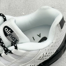 GS版NIKE AIR MAX 95 TT 气垫复古百搭休闲运动跑鞋 这双鞋采用前脚掌开窗式气垫 这种设计在当时是前所未 GS版NIKE AIR MAX 95 TT 气垫复古百搭休闲运动跑鞋 这双鞋采用前脚掌开窗式气垫 这种设计在当时是前所未
