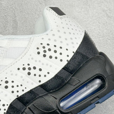 GS版NIKE AIR MAX 95 TT 气垫复古百搭休闲运动跑鞋 这双鞋采用前脚掌开窗式气垫 这种设计在当时是前所未 GS版NIKE AIR MAX 95 TT 气垫复古百搭休闲运动跑鞋 这双鞋采用前脚掌开窗式气垫 这种设计在当时是前所未