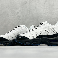 GS版NIKE AIR MAX 95 TT 气垫复古百搭休闲运动跑鞋 这双鞋采用前脚掌开窗式气垫 这种设计在当时是前所未 GS版NIKE AIR MAX 95 TT 气垫复古百搭休闲运动跑鞋 这双鞋采用前脚掌开窗式气垫 这种设计在当时是前所未