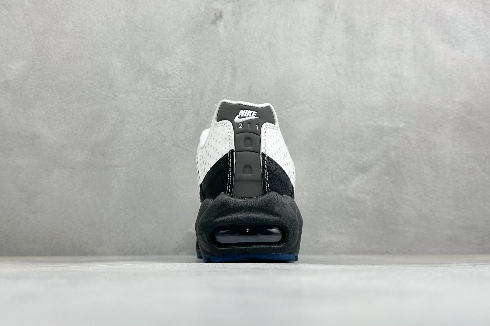 GS版NIKE AIR MAX 95 TT 气垫复古百搭休闲运动跑鞋 这双鞋采用前脚掌开窗式气垫 这种设计在当时是前所未 GS版NIKE AIR MAX 95 TT 气垫复古百搭休闲运动跑鞋 这双鞋采用前脚掌开窗式气垫 这种设计在当时是前所未