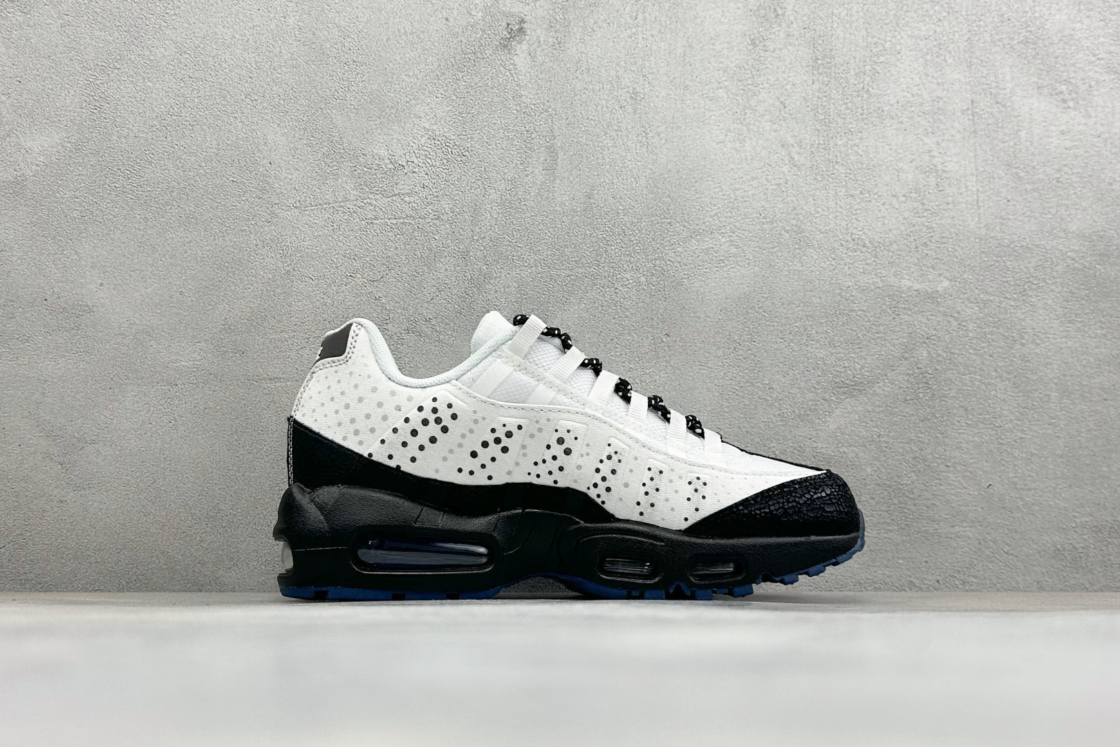 GS版NIKE AIR MAX 95 TT 气垫复古百搭休闲运动跑鞋 这双鞋采用前脚掌开窗式气垫 这种设计在当时是前所未 GS版NIKE AIR MAX 95 TT 气垫复古百搭休闲运动跑鞋 这双鞋采用前脚掌开窗式气垫 这种设计在当时是前所未