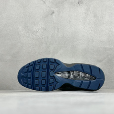 GS版NIKE AIR MAX 95 TT 气垫复古百搭休闲运动跑鞋 这双鞋采用前脚掌开窗式气垫 这种设计在当时是前所未 GS版NIKE AIR MAX 95 TT 气垫复古百搭休闲运动跑鞋 这双鞋采用前脚掌开窗式气垫 这种设计在当时是前所未