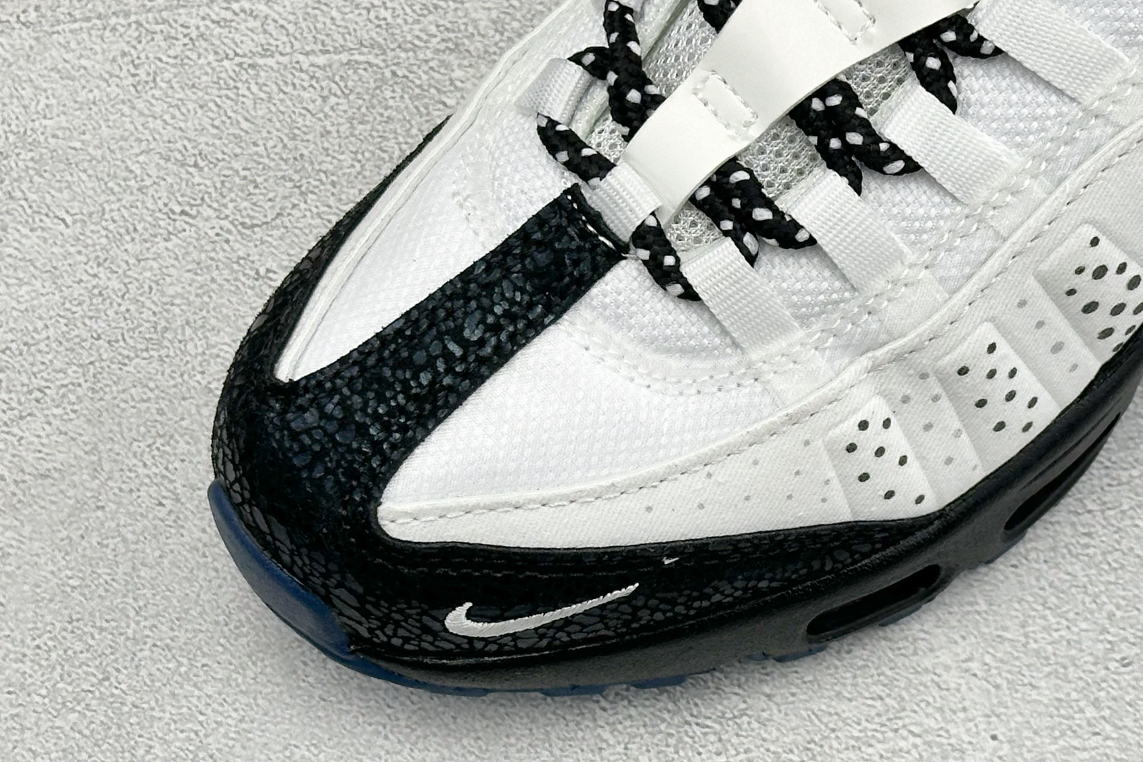 GS版NIKE AIR MAX 95 TT 气垫复古百搭休闲运动跑鞋 这双鞋采用前脚掌开窗式气垫 这种设计在当时是前所未 GS版NIKE AIR MAX 95 TT 气垫复古百搭休闲运动跑鞋 这双鞋采用前脚掌开窗式气垫 这种设计在当时是前所未