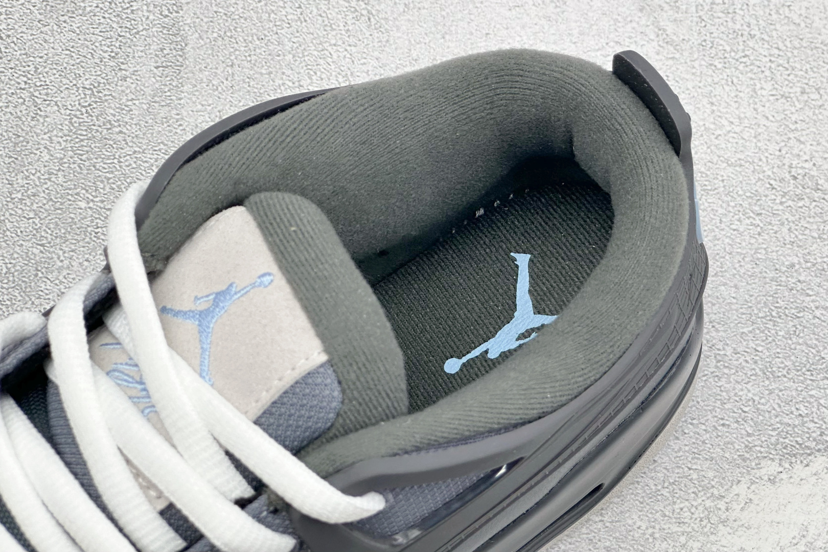 H版Air Jordan 4 RM 低帮复古篮球鞋 采用了低帮的设计 并保留了众多AJ4的经典元素 鞋身以皮革、麂皮材质 H版Air Jordan 4 RM 低帮复古篮球鞋 采用了低帮的设计 并保留了众多AJ4的经典元素 鞋身以皮革、麂皮材质