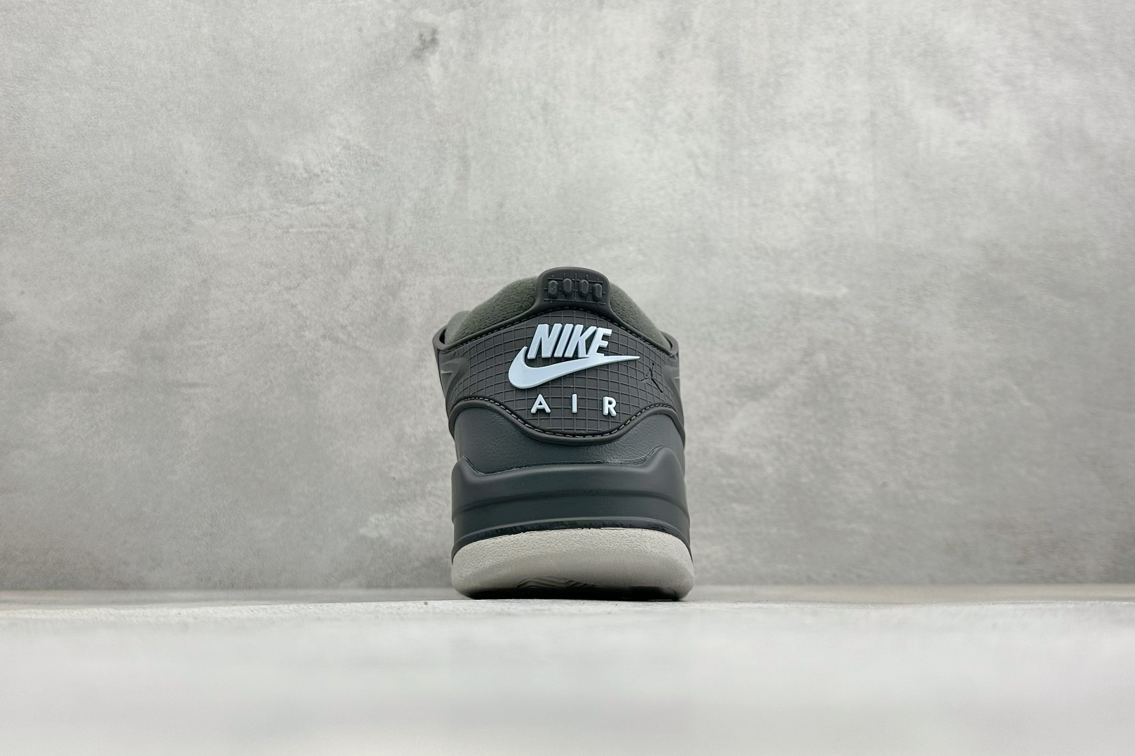 H版Air Jordan 4 RM 低帮复古篮球鞋 采用了低帮的设计 并保留了众多AJ4的经典元素 鞋身以皮革、麂皮材质 H版Air Jordan 4 RM 低帮复古篮球鞋 采用了低帮的设计 并保留了众多AJ4的经典元素 鞋身以皮革、麂皮材质
