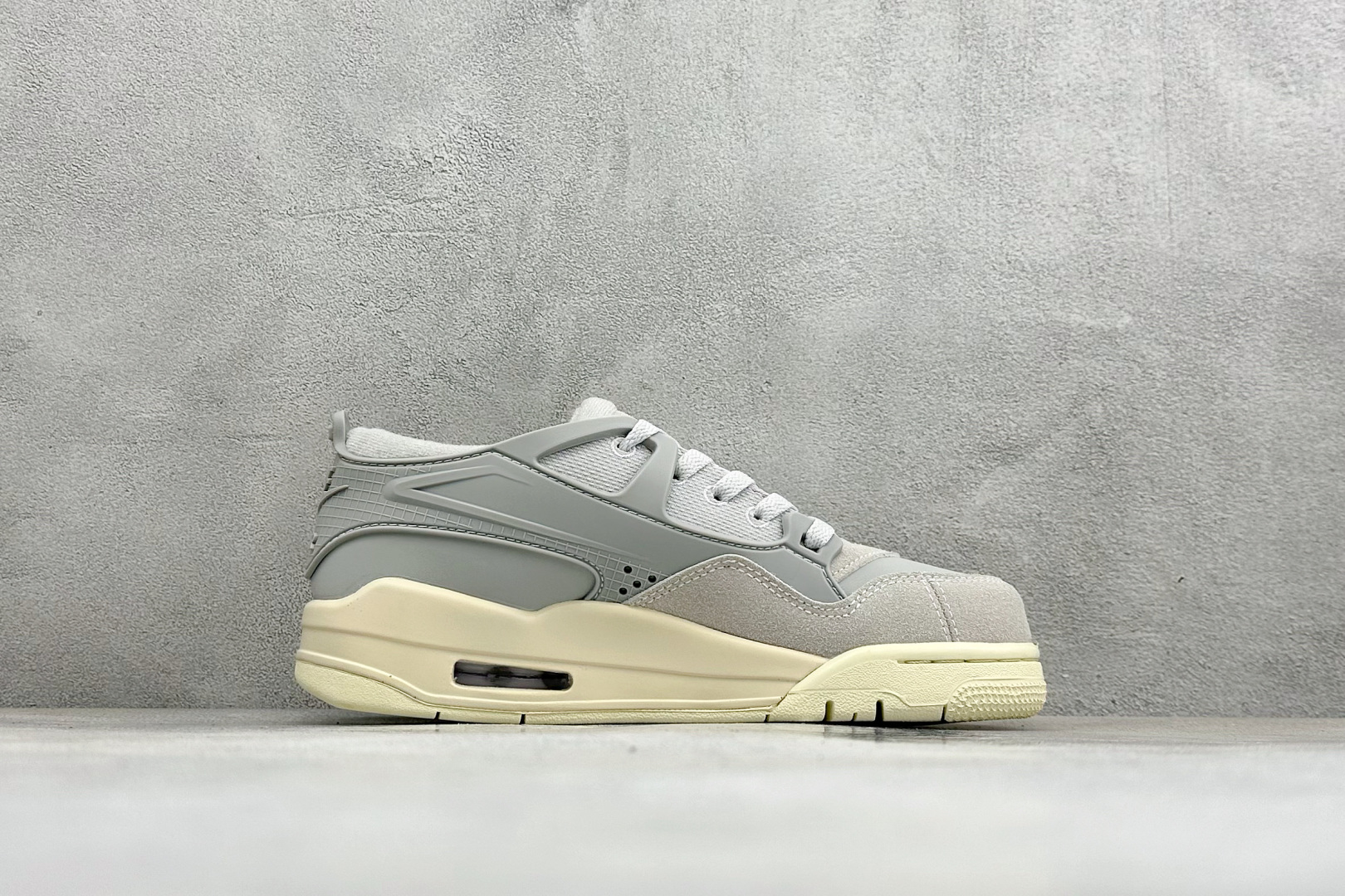 H版Air Jordan 4 RM 低帮复古篮球鞋 采用了低帮的设计 并保留了众多AJ4的经典元素 鞋身以皮革、麂皮材质